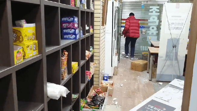 현대아이파크 광주아파트 붕괴 사고로 금호하이빌 상가는 직격탄을 맞았다. 김기홍 조은유통 사장이 당시 긴박한 상황을 설명하고 있다. 가게는 대형 유리창이 깨지고 낙하물이 떨어지면서 현재 영업 중단 상태다. 서인주 기자