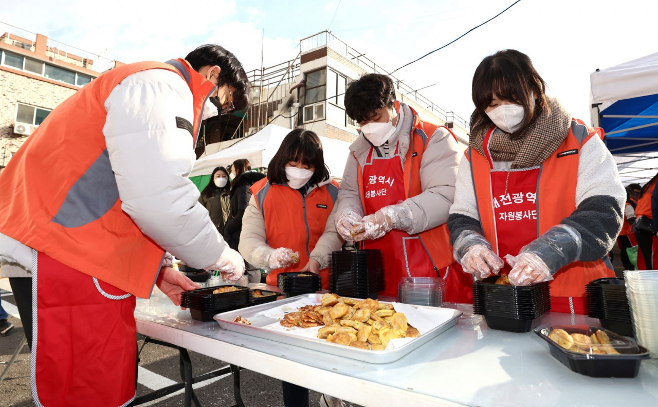 한국타이어 신입사원들이 밑반찬 조리 봉사활동을 하고 있다.