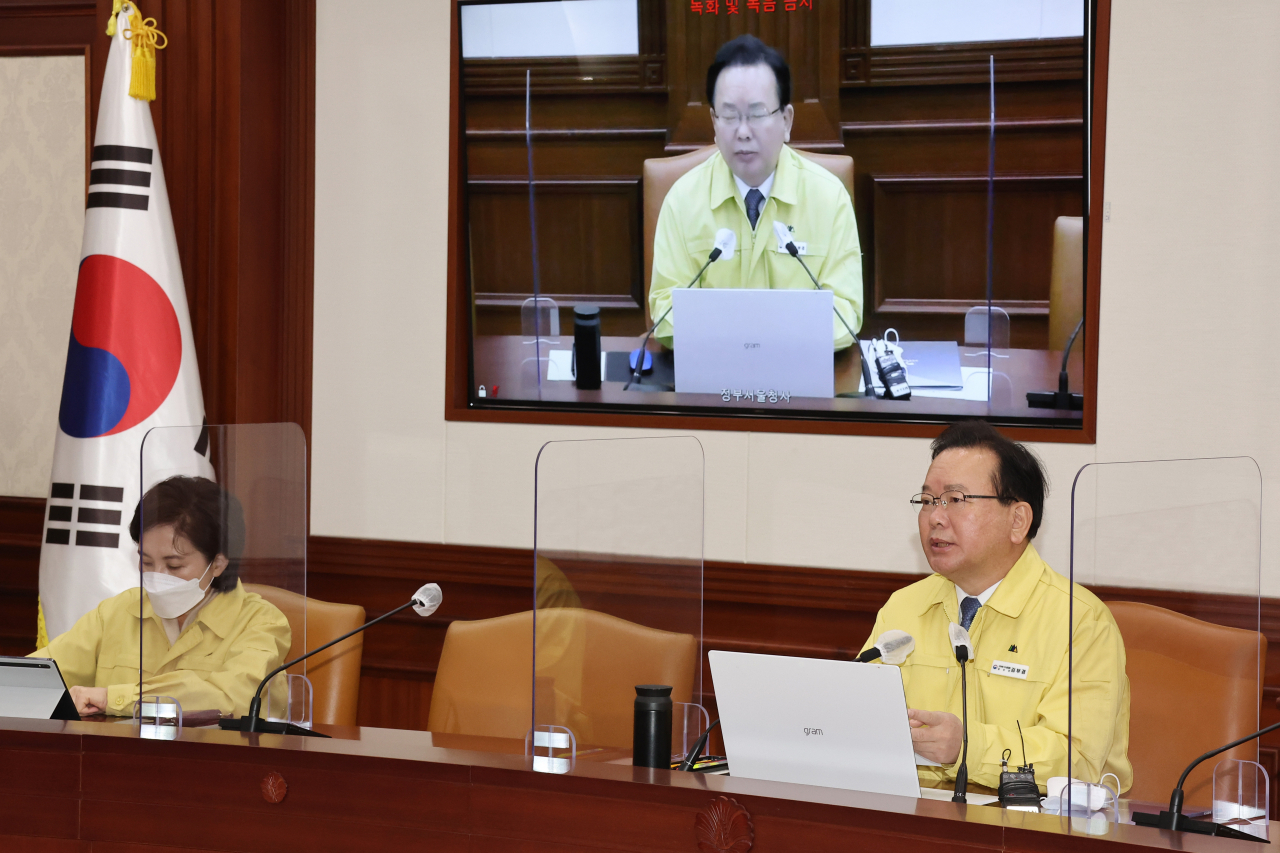 김부겸 국무총리가 14일 정부서울청사에서 열린 코로나19 대응 중앙재난안전대책본부 회의를 주재하고 있다.[연합]