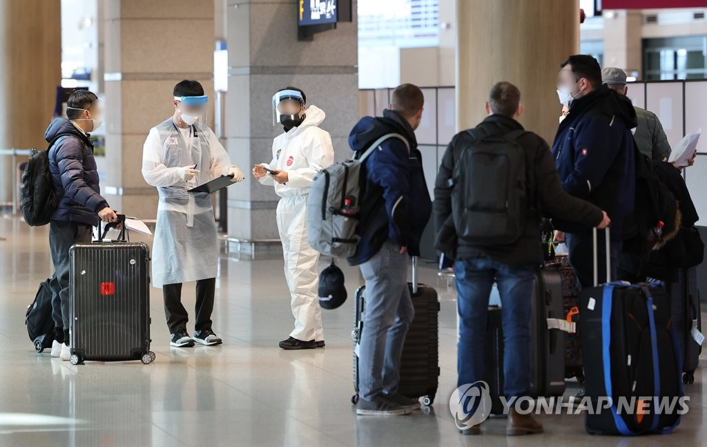 12일 영종도 인천국제공항 제1여객터미널 입국장에서 해외 입국자들이 이동하고 있다. [연합]