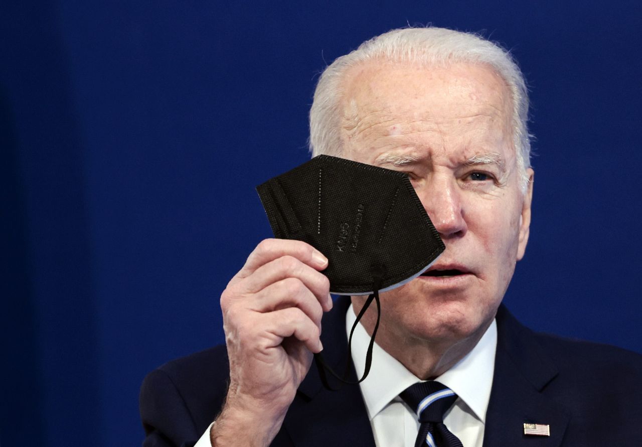 US President Joe Biden holds a mask on Jan. 13 in Washington, DC. as he gives remarks on his administration's plan to make "high-quality masks" available to Americans for free. AFP-Yonhap