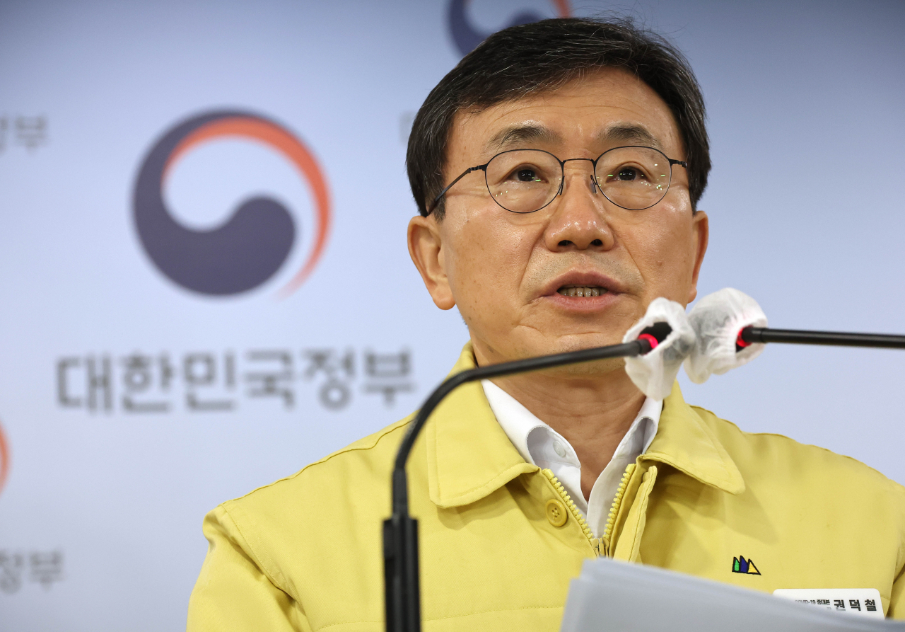 권덕철 보건복지부 장관이 14일 정부서울청사 브리핑실에서 거리두기 조정 및 오미크론 대응계획 관련 발표를 하고 있다. [연합]