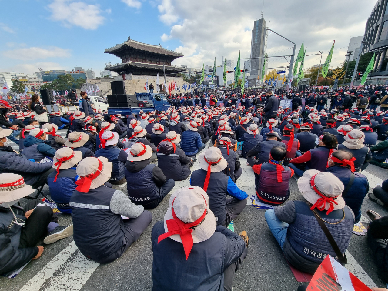 지난해 11월 13일 서울 종로구 흥인지문사거리에서 전국민주노동조합총연맹(민주노총) 조합원들이 전국노동자대회에 참석해 있다. 김영철 기자