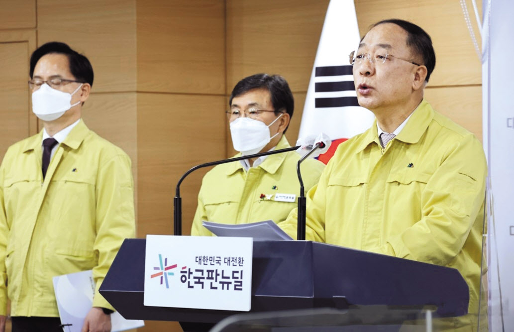홍남기 경제부총리 겸 기획재정부 장관이 14일 정부서울청사 브리핑실에서 소상공인·방역 지원방안 발표를 하고 있다. 홍 부총리는 고강도 사회적 거리두기 조치 연장으로 매출이 감소한 소상공인에 방역지원금 300만원을 추가 지급한다고 밝혔다.