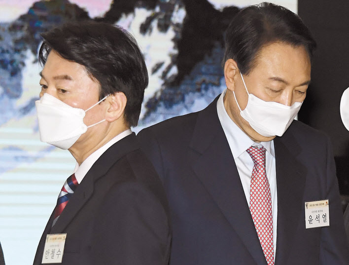 국민의힘 윤석열(오른쪽) 대선 후보와 국민의당 안철수 대선 후보가 지난 5일 서울 여의도 중소기업중앙회관에서 열린 2022 중소기업인 신년인사회에 참석하고 있다. [연합]