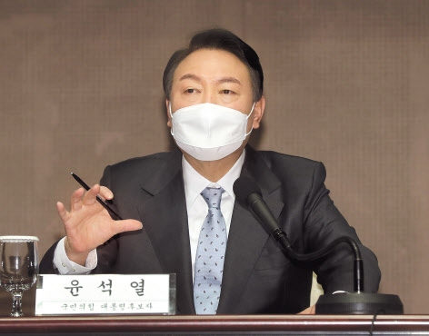 이재명 더불어민주당 대선 후보와 윤석열 국민의힘 대선 후보가 설 전 양자 TV토론에 합의했다. 사진은 지난 11일 ‘신경제 비전’을 발표하는 이 후보와 13일 한국행정학회·정책학회 주최 토론회에 참석한 윤 후보. [국회사진기자단]
