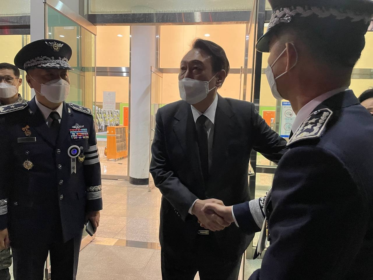윤석열 국민의힘 대선후보가 13일 순직한 공군 F-5E 전투기의 조종사 고(故) 심정민 소령(29)의 빈소를 찾아 공군 관계자들을 격려했다. [국민의힘 선대본부 ]