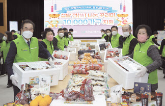 이성희(왼쪽 첫번째) 농협중앙회장이 13일 오전 서울 중구 농협중앙회 본관에서 ‘설날 정 나눔 꾸러미’ 선물 포장을 하고 있다.