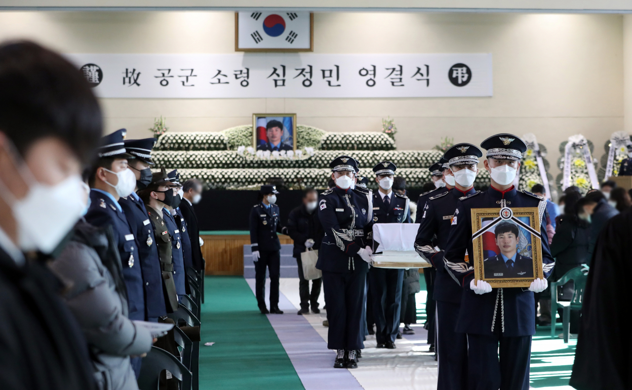 공군 F-5E 전투기 추락사고로 순직한 고(故) 심정민 소령(29·공사 64기)의 영결식이 14일 오전 경기도 수원시 공군 제10전투비행단에서 고인의 유족과 동기생, 동료 조종사 및 부대장병들이 참석한 가운데 부대장(部隊葬)으로 엄수됐다. [연합]