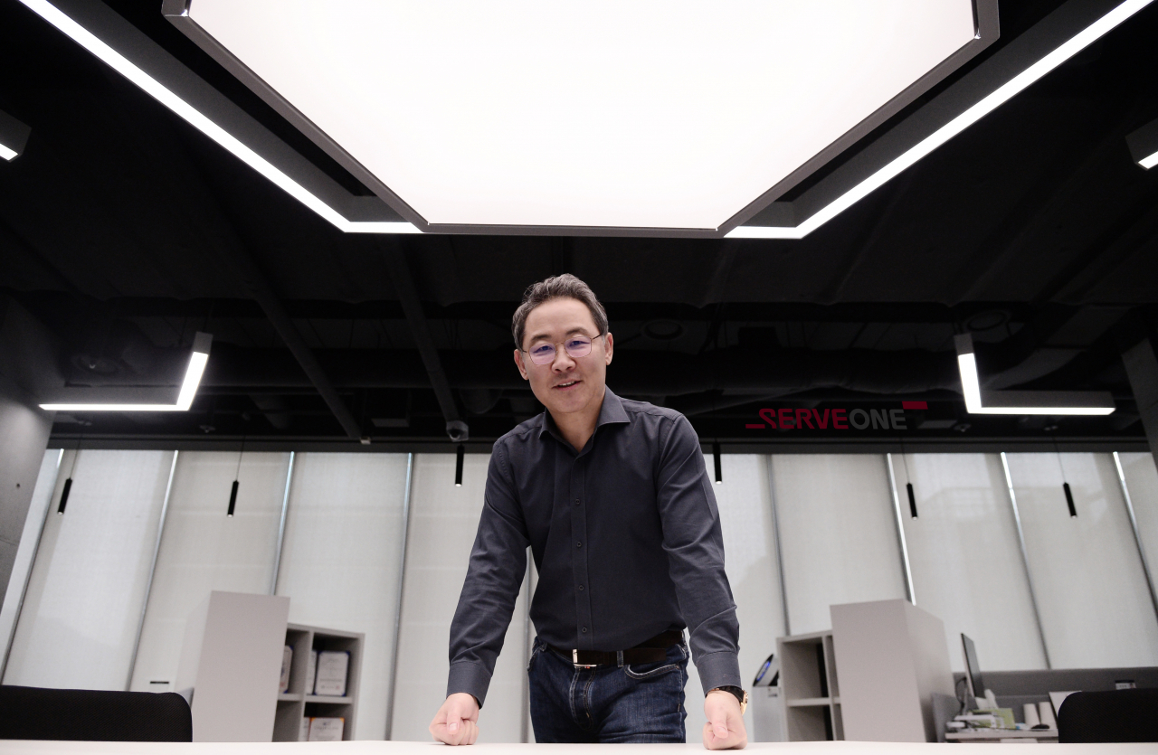 김동철 서브원 대표이사가 서울 광화문 본사에서 헤럴드경제와 인터뷰 후 회사 비전에 대해 밝히고 기념촬영을 하고 있다. 박해묵 기자.