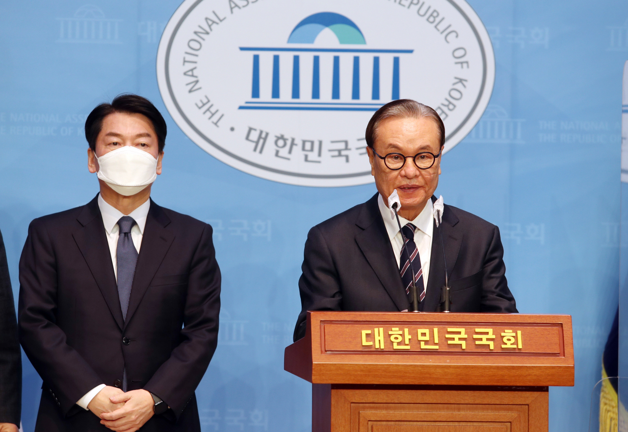 국민의힘 전신인 자유한국당 비상대책위원장을 지낸 인명진 목사가 지난 1월 14일 국회 소통관에서 안철수 국민의당 대선후보 지지를 선언하고 있다. 왼쪽은 안 후보. [이상섭 기자]