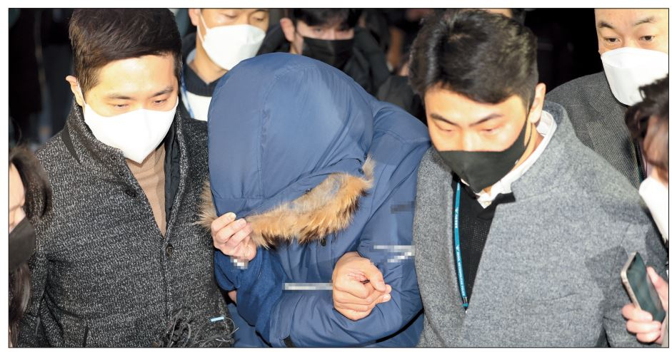 오스템임플란트 회삿돈 2215억원을 빼돌린 이모 씨가 14일 오전 서울 강서경찰서에서 나와 검찰로 송치되고 있다. 이 씨는 경찰조사에서 단독 범행이라며 혐의를 인정했다. [연합]