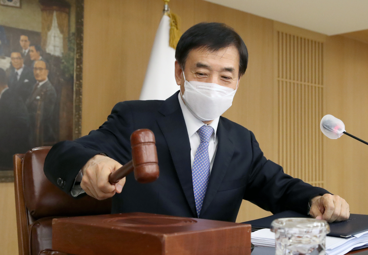 이주열 한국은행 총재가 14일 오전 서울 중구 한국은행에서 열린 금융통화위원회 본회의에서 의사봉을 두드리고 있다.[연합]