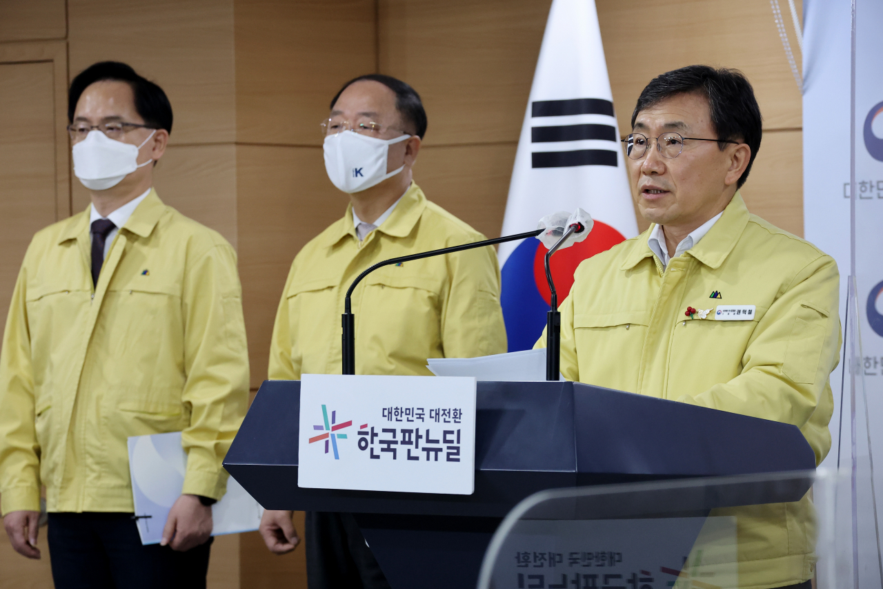 권덕철 보건복지부 장관이 14일 정부서울청사 브리핑실에서 거리두기 조정 및 오미크론 대응계획 발표하고 있다. [연합]