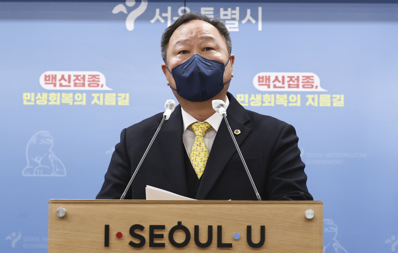 김인호 서울시의회 의장이 12일 서울시청에서 서울시 민생지킴 종합대책 발표를 하고 있다. [연합]