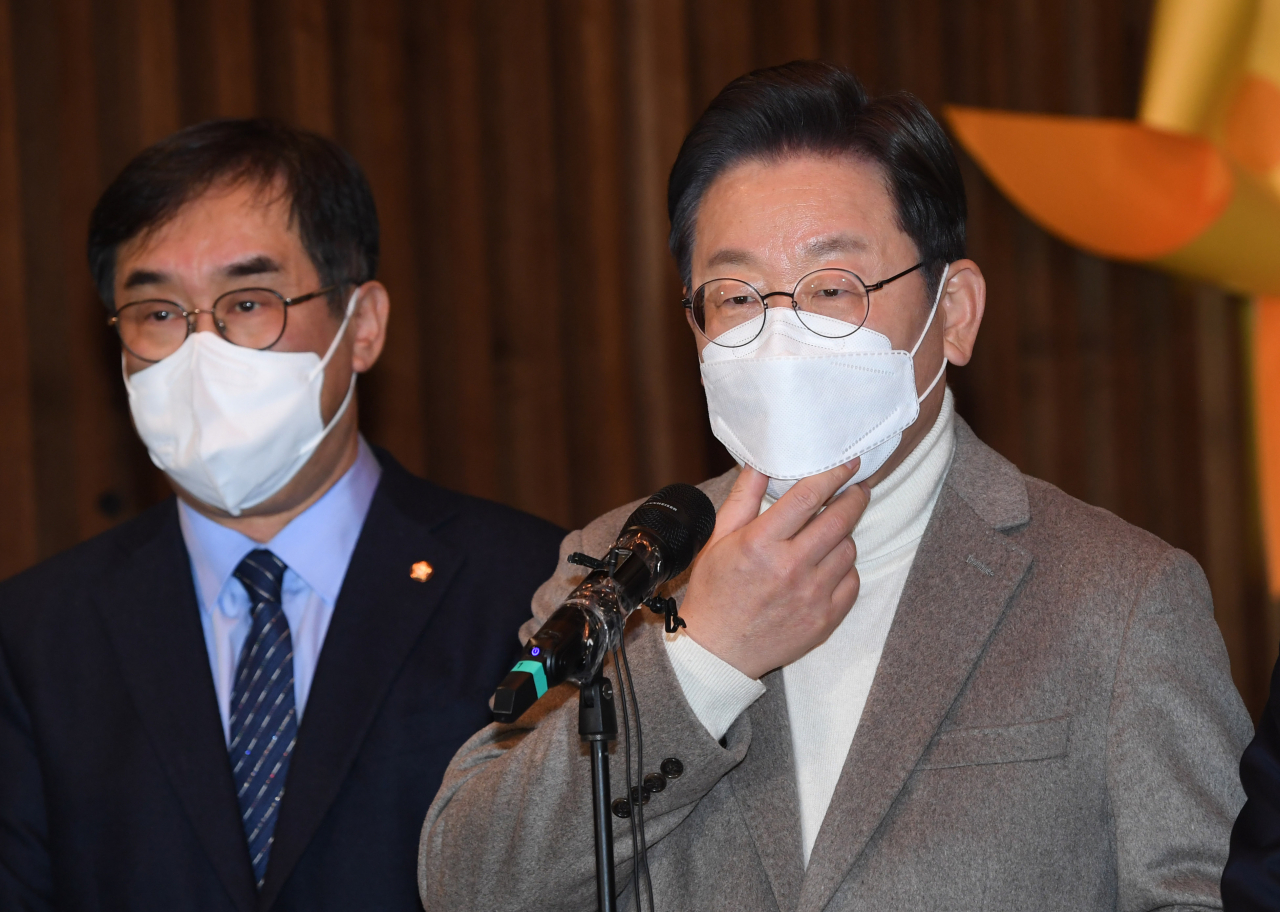 이재명 더불어민주당 대선 후보가 14일 오후 인천 중구 꿈베이커리에서 인천시 관련 정책공약을 발표하고 있다. [연합]