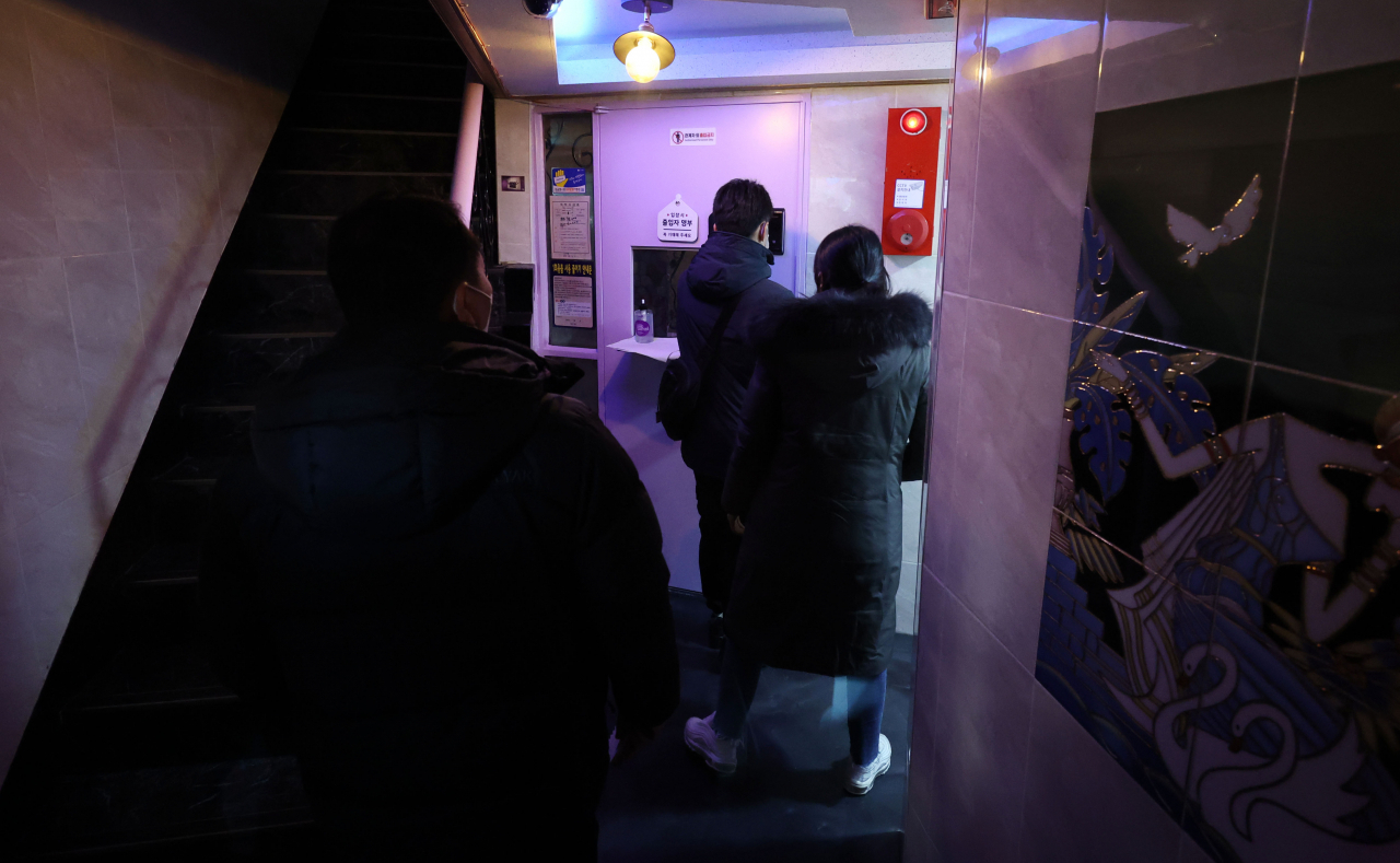 11일 더불어민주당 이재명 대선후보의 '변호사비 대납 의혹'을 처음 제보한 모 시민단체 대표 이모 씨가 숨진 채 발견된 서울 양천구의 한 모텔에서 경찰들이 현장 조사를 위해 이동하고 있다. [연합]