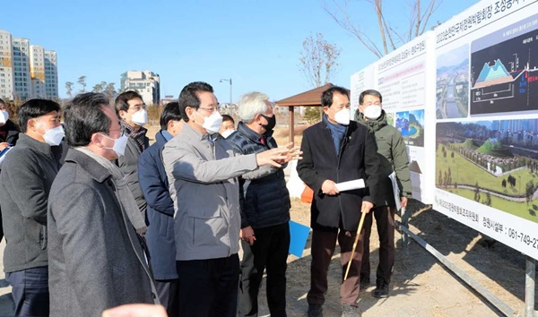 김영록 전남지사(가운데)가 14일 순천만정원박람회 조성 현장을 둘러보고 있다.