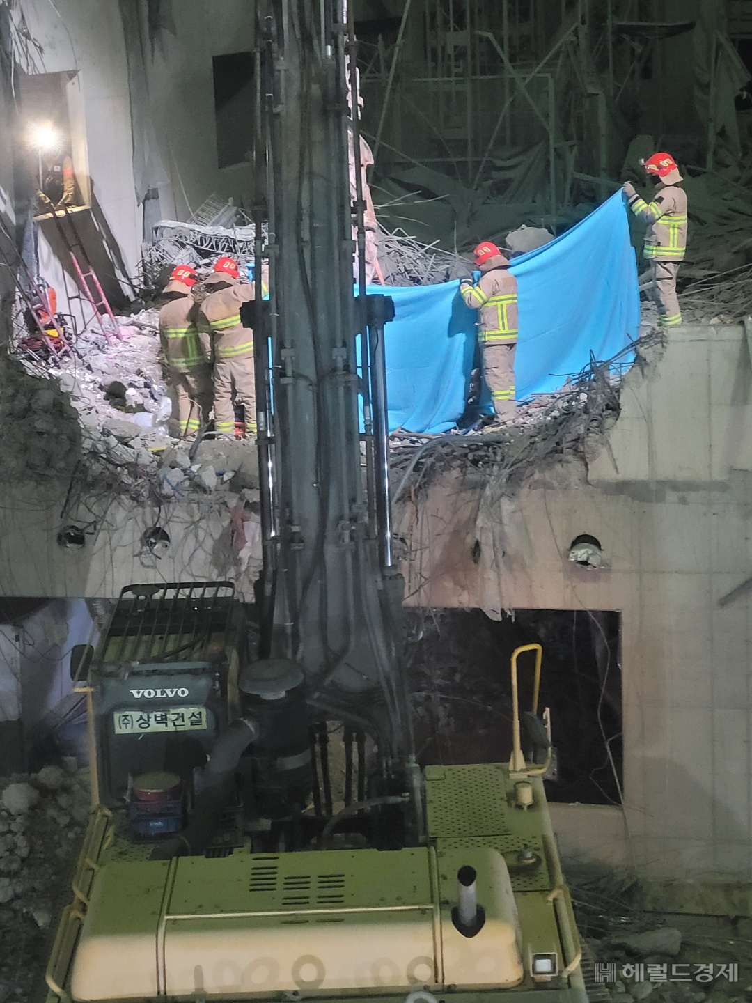 현대아이파크 광주 아파트 신축공사 현장에서 실종된 근로자를 구출하기 위해 소방당국이 혼신의 노력을 다하고 있다./서인주 기자