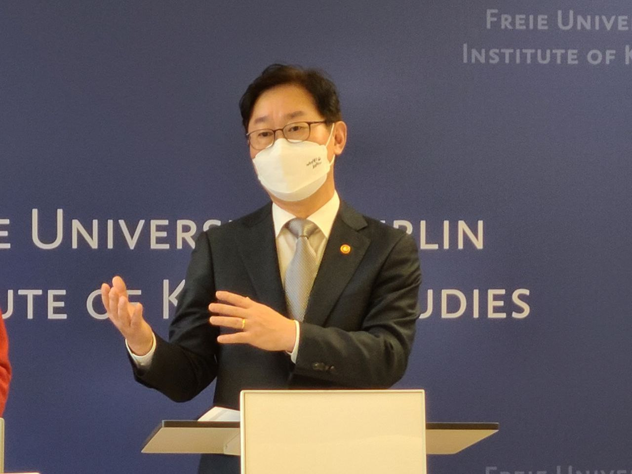 박범계 법무부장관이 10일(현지시간) 베를린 자유대학에서 법무부의 스타트업 창업 법적 지원 정책에 대한 강연하고 있다. [사진=법무부 제공]
