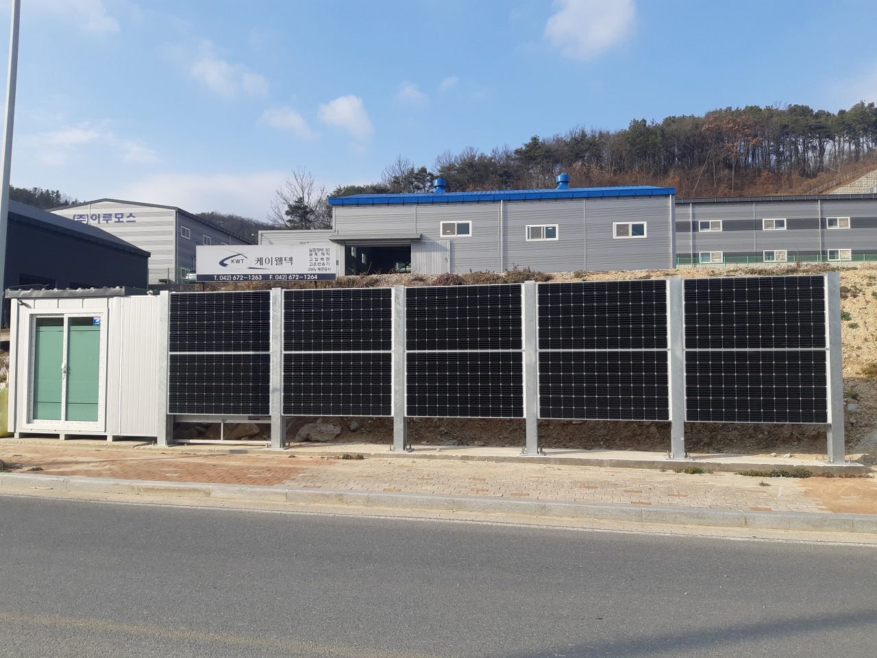 충남 계룡시에 설치된 다기능성 PVT 방음벽 시스템.[한국에너지기술연구원 제공]