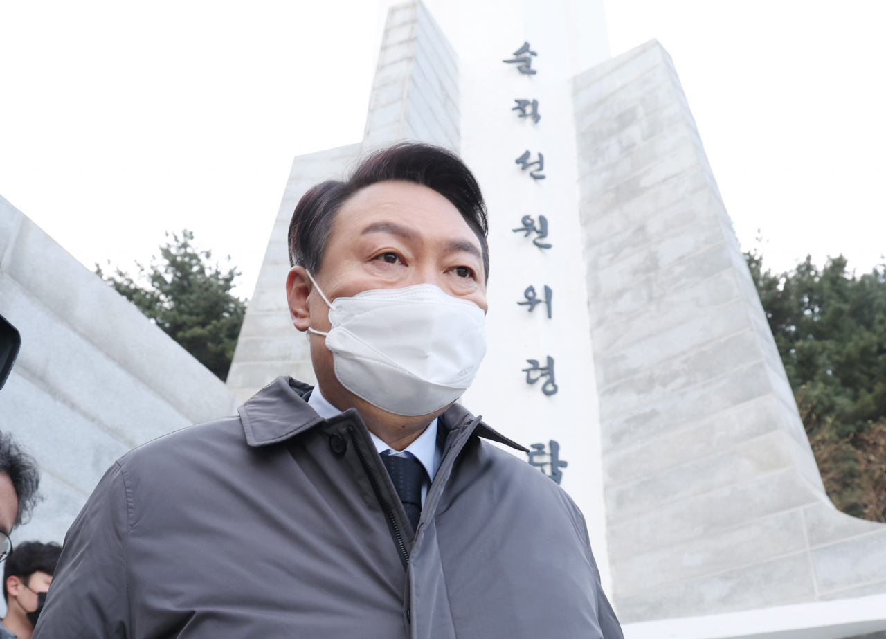 윤석열 국민의힘 대선 후보가 15일 오전 부산 영도구 순직선원위령탑을 찾아 참배하고 있다. [연합]