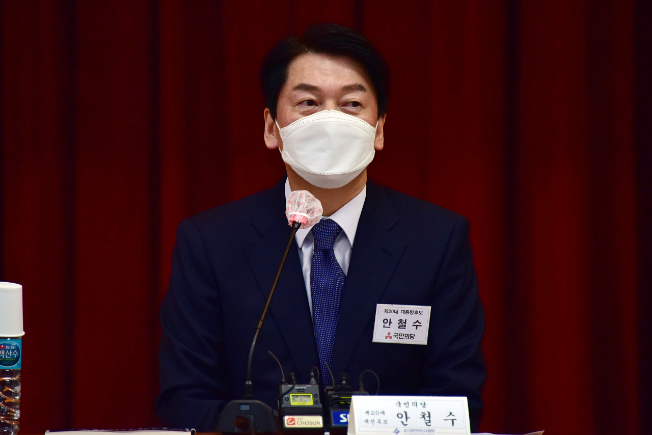 안철수 국민의당 대선 후보가 14일 서울 강서구 대한한의사협회에서 열린 정책간담회에서 인사말을 하고 있다. [연합]