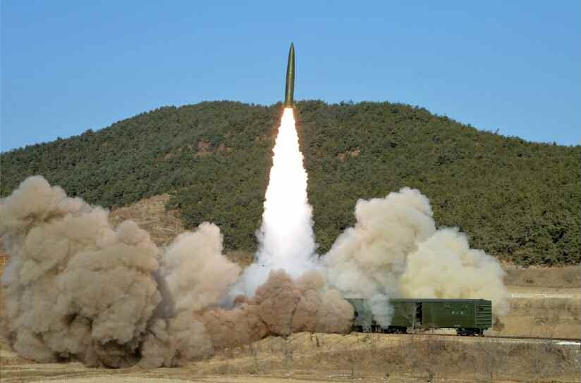 국내 최대 안보단체인 대한민국재향군인회(향군)는 17일 북한의 정초부터 이어진 탄도미사일 발사와 관련 정부와 군의 안일한 대응을 비판하면서 강력한 대응을 촉구했다. 북한의 지난 14일 철도기동미사일연대 전술유도탄 사격훈련 모습. [평양 노동신문=뉴스1]