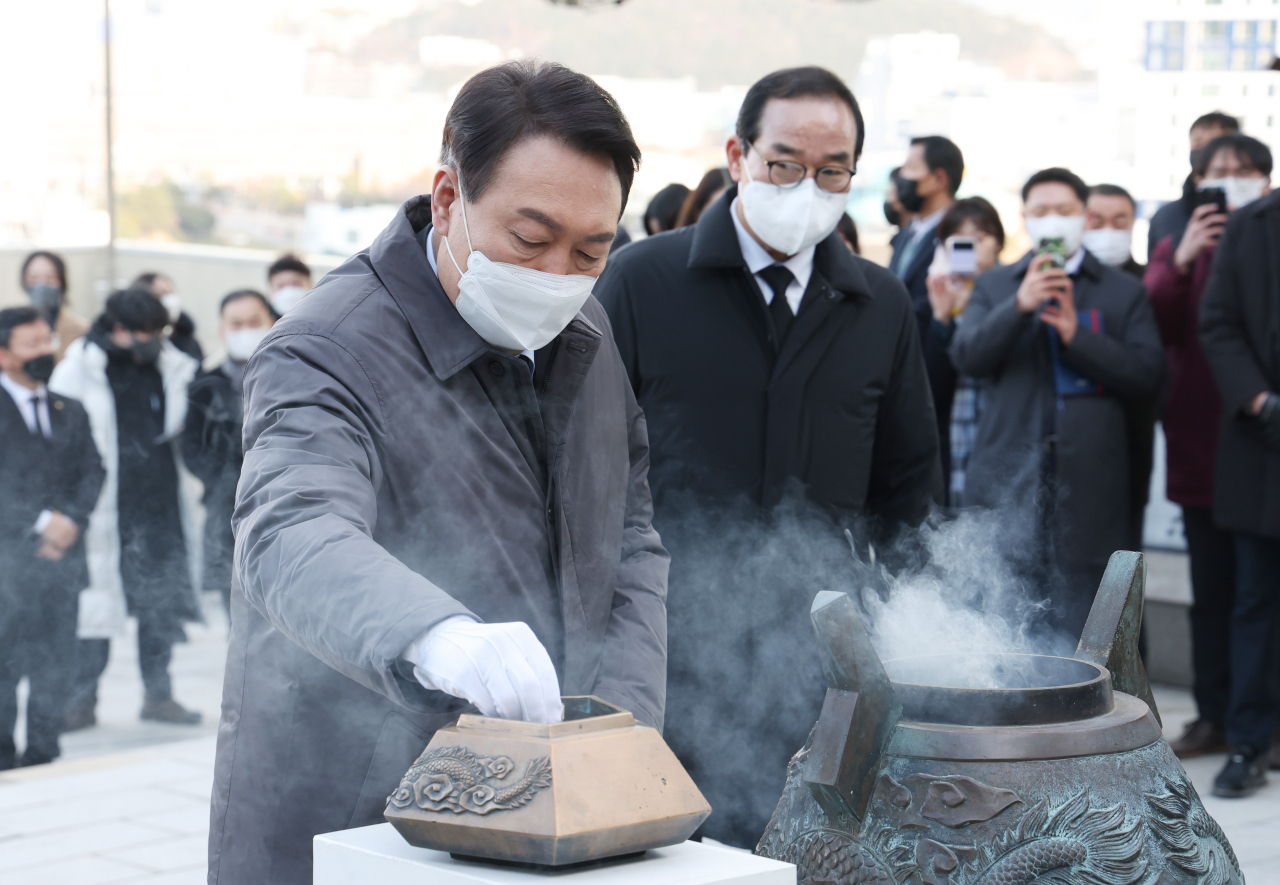윤석열 국민의힘 대선 후보가 15일 오전 부산 영도구 순직선원위령탑을 찾아 참배하고 있다. [연합]