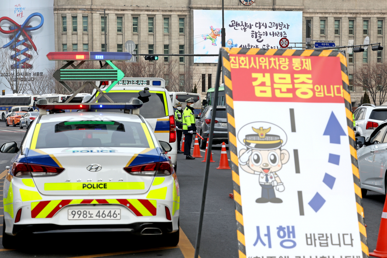전국민주노동조합총연맹(민주노총) 등 진보 단체들이 서울 도심 대규모 집회를 예고한 15일 오전 서울 중구 서울시청 앞 세종대로에서 경찰이 집회시위 차량 통제를 위해 임시검문소를 운영하고 있다. [연합]