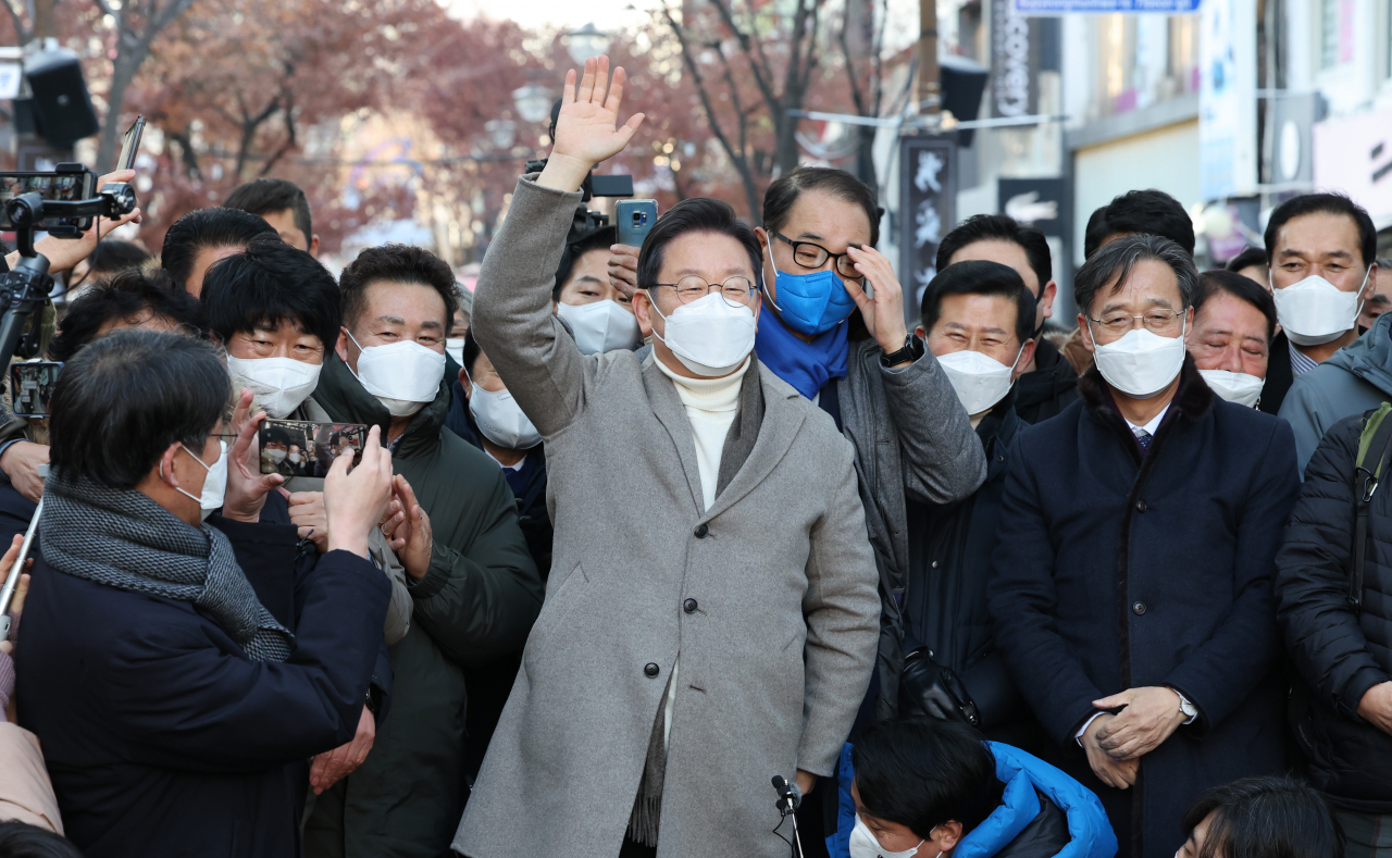 이재명 더불어민주당 대선후보가 지난14일 오후 인천시 부평구 부평 문화거리에서 시민들과 인사하고 있다. [연합]