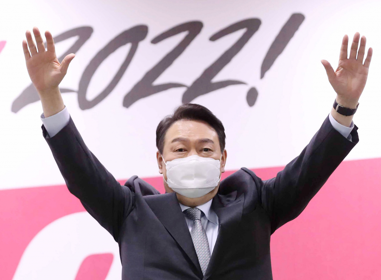 윤석열 국민의힘 대선 후보가 15일 부산 수영구 부산시당에서 열린 부산 선거대책위원회 필승결의대회에서 인사하고 있다. [연합]