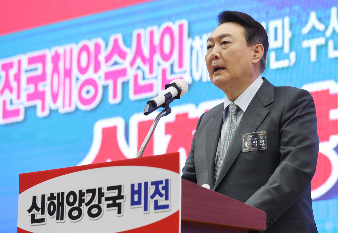 윤석열 국민의힘 대선후보가 15일 오전 부산 동구 부산항여객터미널 컨벤션센터에서 열린 '신해양강국 비전선포식'에 참석해 인사말을 하고 있다. [연합]