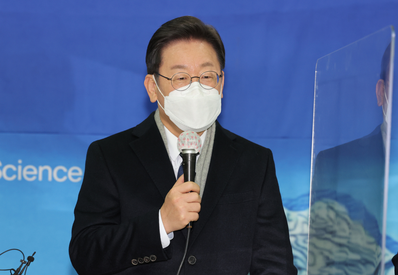 더불어민주당 이재명 대선후보가 15일 강원도 홍천군 홍천생명건강과학관에서 열린 간담회에서 인사말을 하고 있다. [연합]
