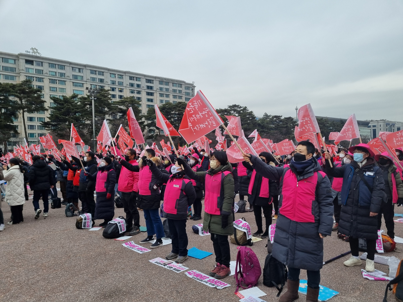 15일 오후 서울 영등포구 여의도공원 문화의 마당에서 전국민중행동이 주최한 민중총궐기가 열렸다. 집회 시작과 함께 참가자들이 사전 행사로 구호가 적힌 깃발을 흔들고 있다. 김영철 기자