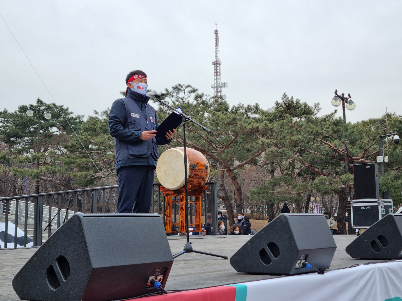 15일 오후 서울 영등포구 여의도공원 문화의 마당에서 전국민중행동이 주최한 민중총궐기가 열렸다. 양경수 전국민주노동조합총연맹 위원장이 단상에 올라가 발언하고 있다. 김영철 기자