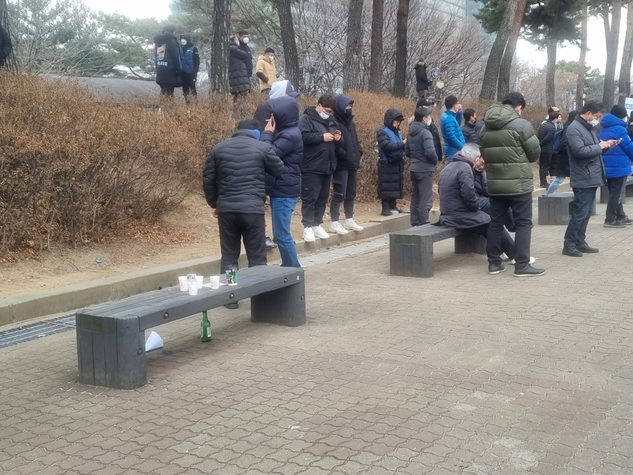 15일 오후 서울 영등포구 여의도공원 문화의 마당에서 전국민중행동이 주최한 민중총궐기가 열렸다. 여의도공원 바깥쪽 벤치에 참가자가 마신 것으로 추정되는 소주병이 놓여 있다. 김영철 기자