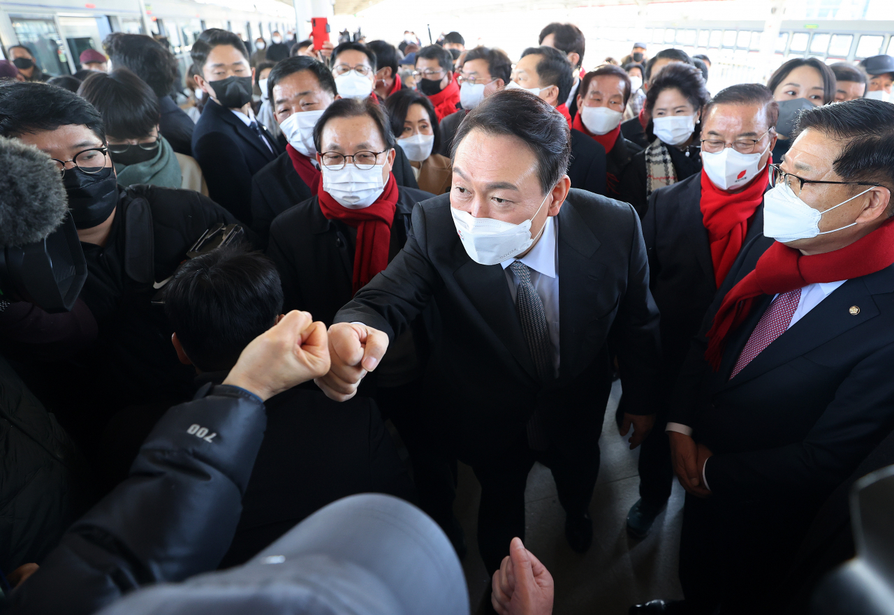 윤석열 국민의힘 대선 후보가 15일 오후 동해선 광역전철을 타고 울산 태화강역에 도착, 지지자들과 인사하고 있다. [연합]