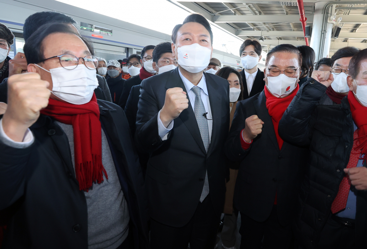 윤석열 국민의힘 대선 후보가 15일 오후 동해선 광역전철을 타고 울산 태화강역에 도착하고 있다. [연합]