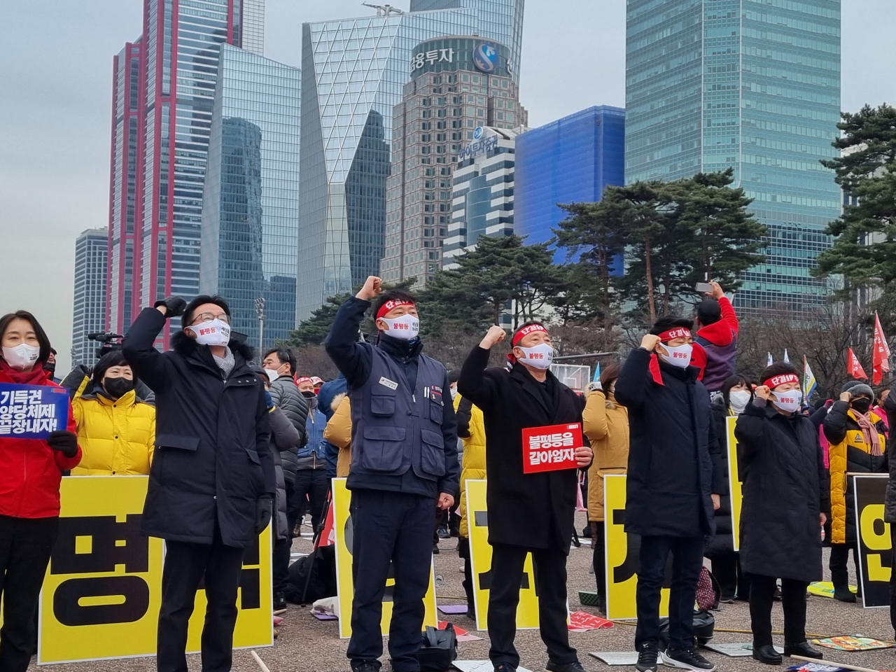 지난 15일 서울 영등포구 여의도공원에서 열린 '2022 민중총궐기 대회'에서 양경수(오른쪽 네 번째) 전국민주노동조합총연맹(민주노총) 위원장 등 참가자들이 구호를 외치고 있다. 김영철 기자