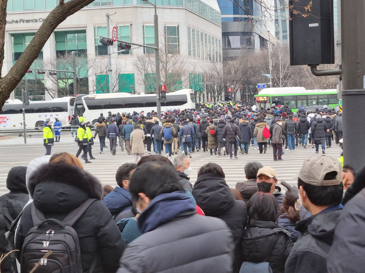 15일 오후 서울 영등포구 여의도공원 문화의 마당에서 전국민중행동이 주최한 민중총궐기가 열렸다. 해산하는 참가자들이 몰려 빨간 신호등에도 횡단보도를 건너가면서 교통정체가 빚어지고 있다. 김영철 기자