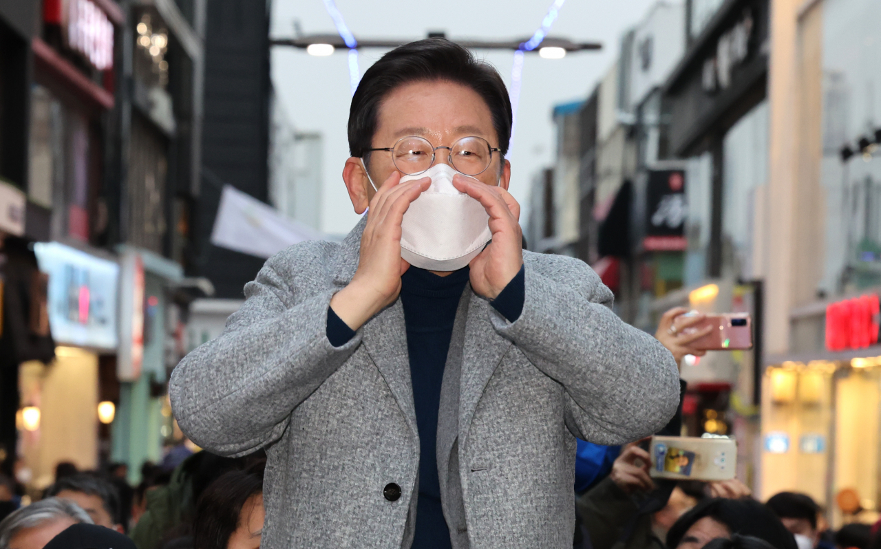 더불어민주당 이재명 대선후보가 15일 강원도 춘천시 명동거리를 방문, 시민들에게 지지를 호소하고 있다. [연합]