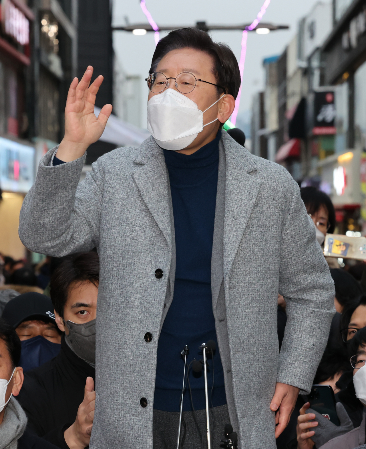 더불어민주당 이재명 대선후보가 15일 강원도 춘천시 명동거리를 방문, 시민들에게 지지를 호소하고 있다. [연합]