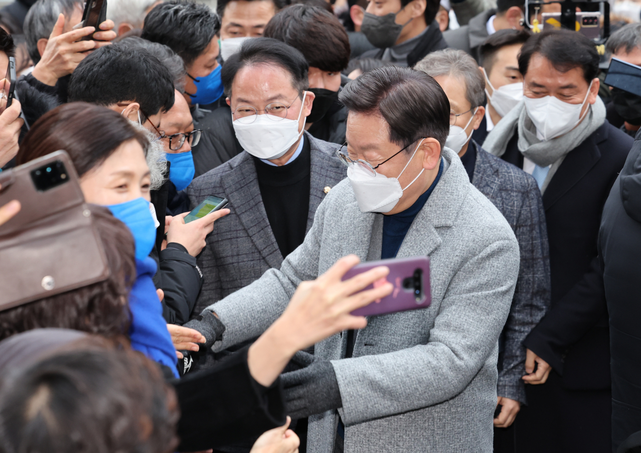 더불어민주당 이재명 대선후보가 15일 강원도 춘천시 명동거리를 방문, 시민들과 인사하고 있다. [연합]