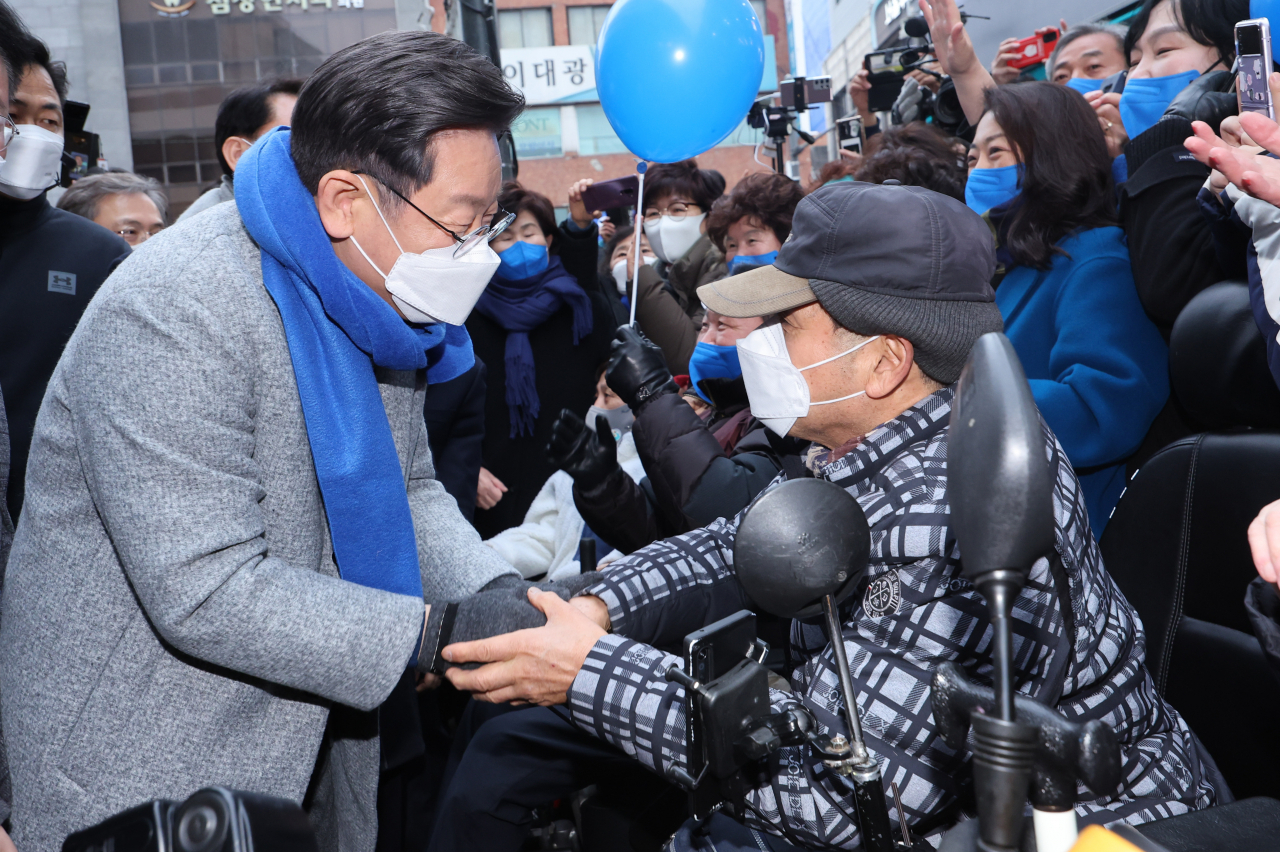 더불어민주당 이재명 대선후보가 15일 강원도 춘천시 명동거리를 방문, 시민들과 인사하고 있다. [연합]