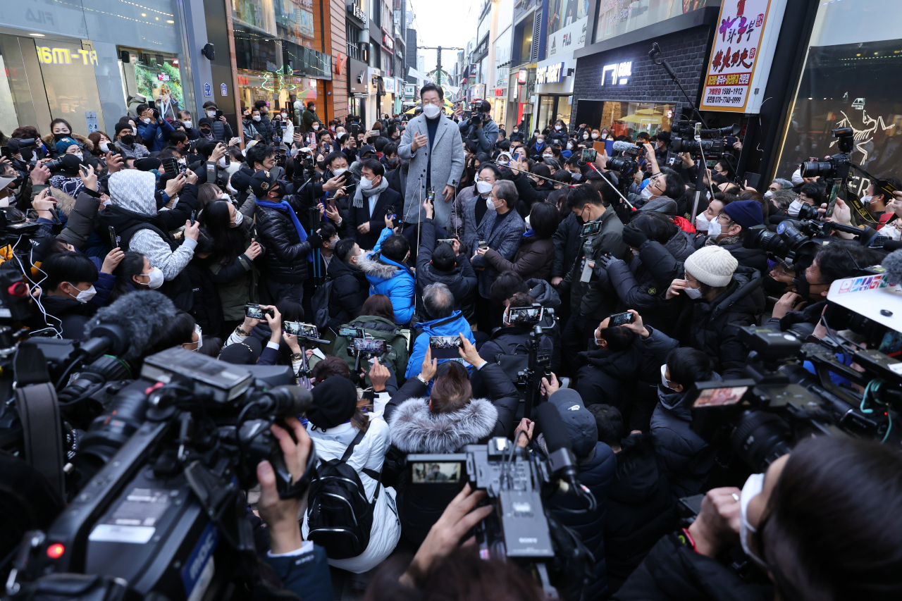 더불어민주당 이재명 대선후보가 15일 강원도 춘천시 명동거리를 방문, 시민들에게 지지를 호소하고 있다. [연합]