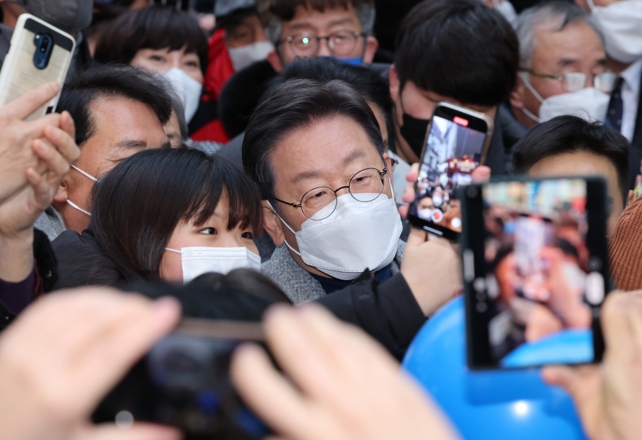 더불어민주당 이재명 대선후보가 15일 강원도 춘천시 명동거리를 방문, 지지자들과 기념촬영을 하고 있다. [연합]