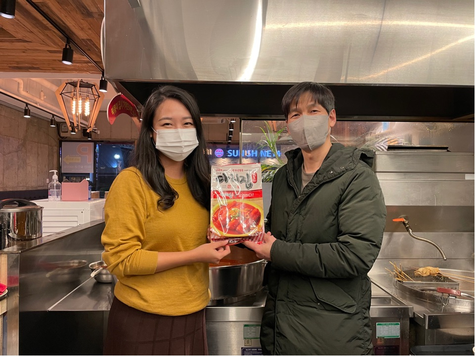 조은비 롯데마트 식품PB개발팀 MD(왼쪽)와 부산 다리집 떡볶이 사장님.[롯데마트 제공]