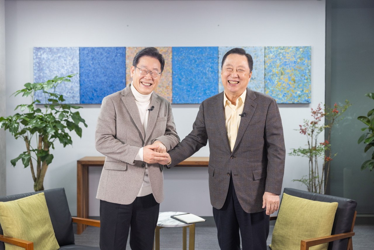 더불어민주당 이재명 대선후보가 지난 14일 서울 박용만 전 대한상공회의소 회장이 이사장으로 있는 재단법인 '같이 걷는 길' 사무실에서 열린 '박용만이 묻고 이재명이 답하다'란 주제로 박 전 회장과 대담에서 악수하고 있다. 이 후보와 박 전 회장은 코로나 위기 극복, 양극화, 4차 산업혁명, 규제 개혁, 청년 일자리 등 우리 사회의 각종 현안에 대해 폭넓고 깊이 있게 의견을 교환했다. 연합뉴스