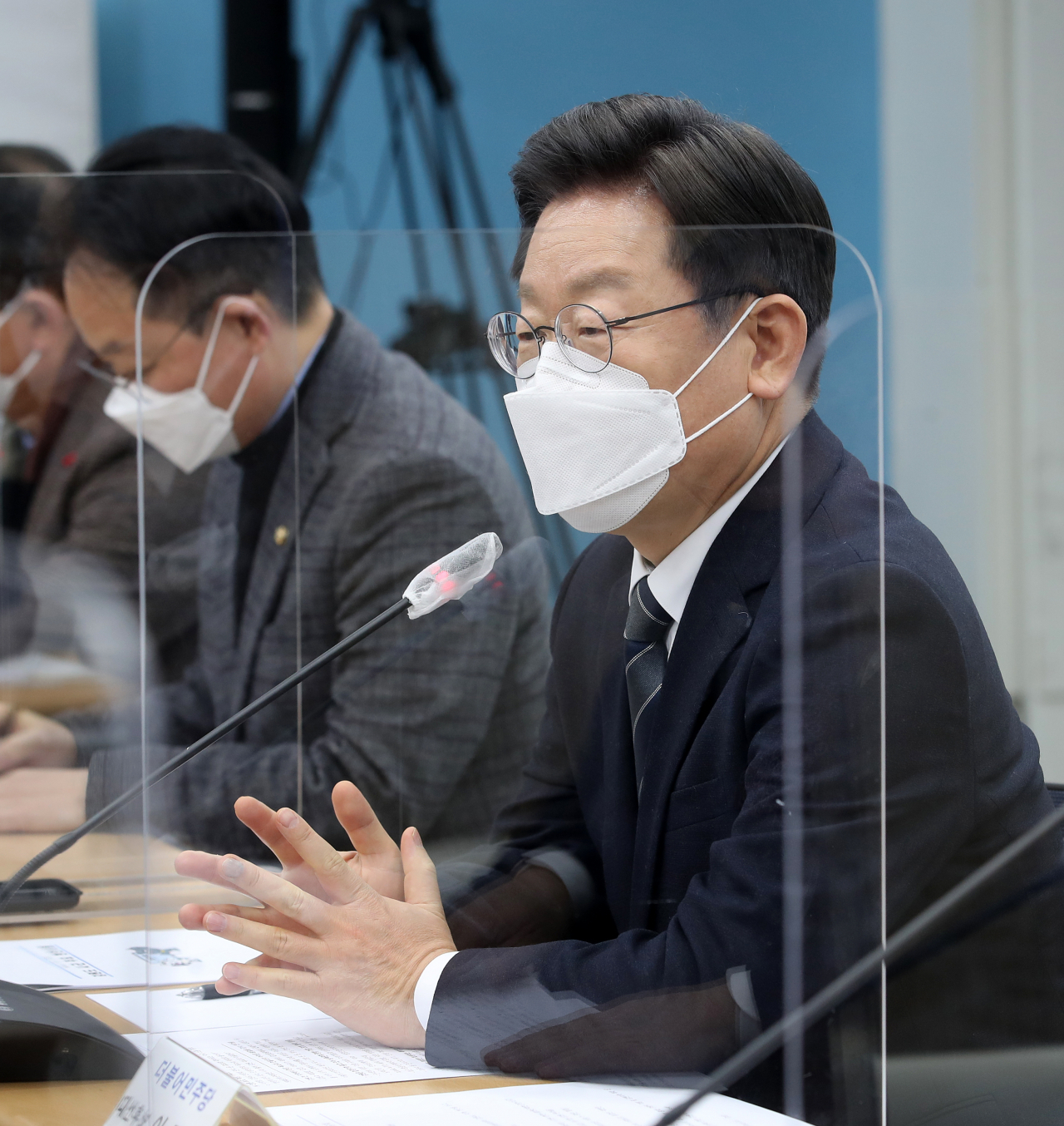더불어민주당 이재명 대선후보가 15일 강원도 춘천시 강원도의회에서 열린 강원도 18개 시군 번영회장 간담회에서 인사말을 하고 있다. 연합뉴스